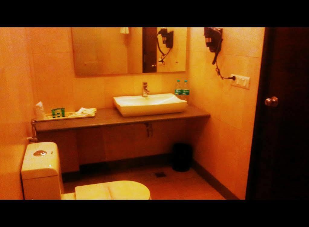 Siesta Basil - Okhla Hotel New Delhi Luaran gambar